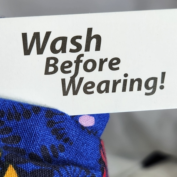 B Scrubs NWT Blue w/ Multicolored Heart Print Scrub Top Size Medium - Picture 7 of 7